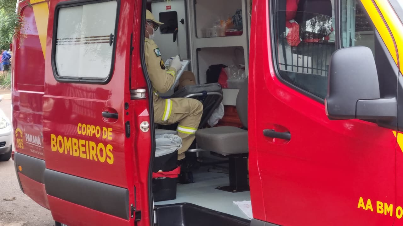 Homem ferido é socorrido pelo Siate na Rua Pitágoras