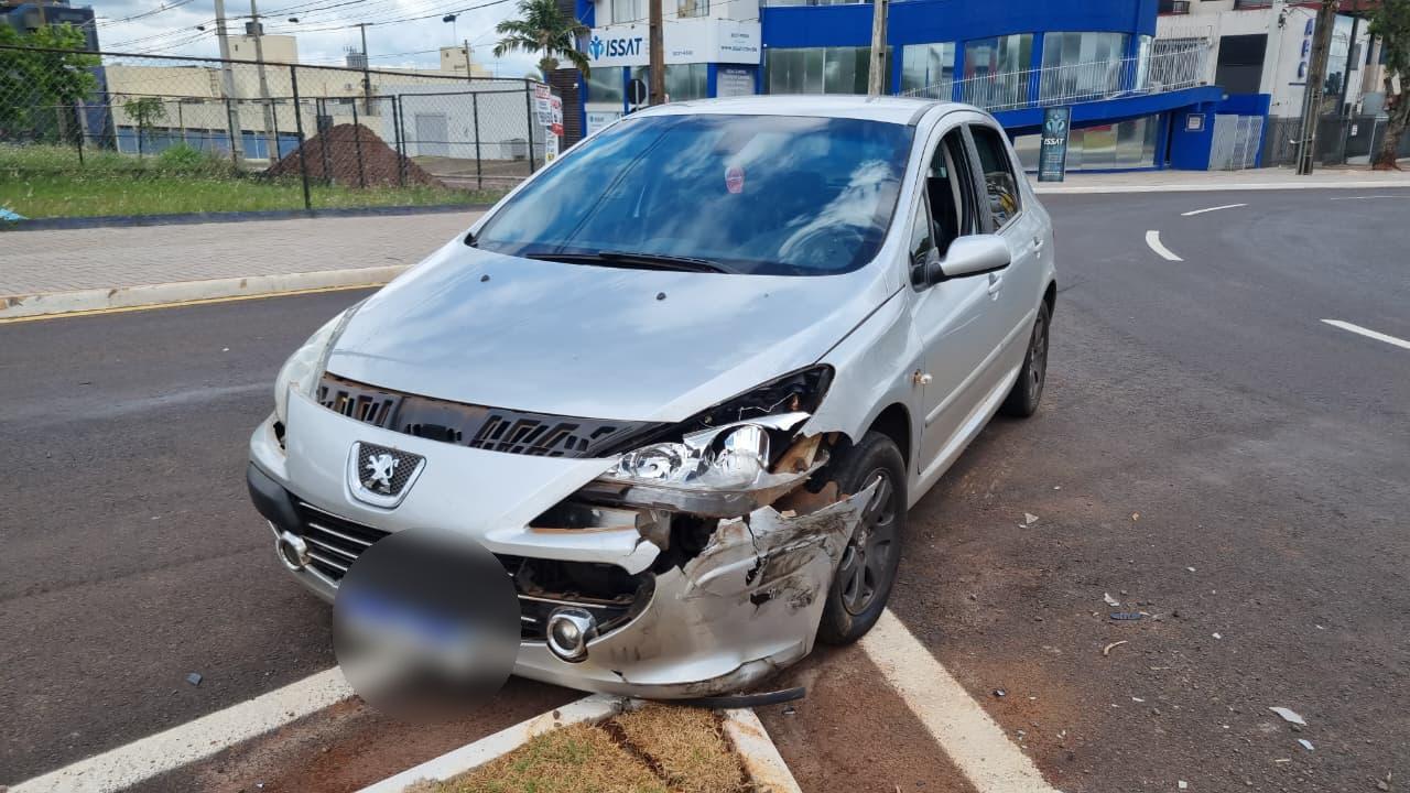 Peugeot e T-Cross se envolvem em acidente de trânsito na Avenida Assunção