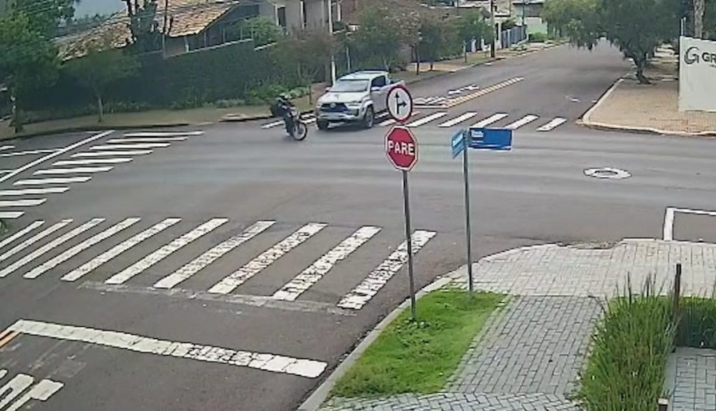 Caminhonete avança na preferencial, moto derrapa na pista, mas colisão ocorre Caminhonete avança na preferencial, moto derrapa na pista, mas colisão ocorre