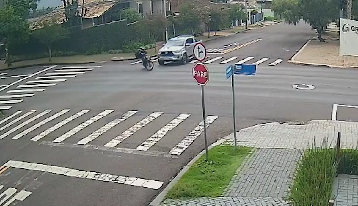 Caminhonete avança na preferencial, moto derrapa na pista, mas colisão ocorre