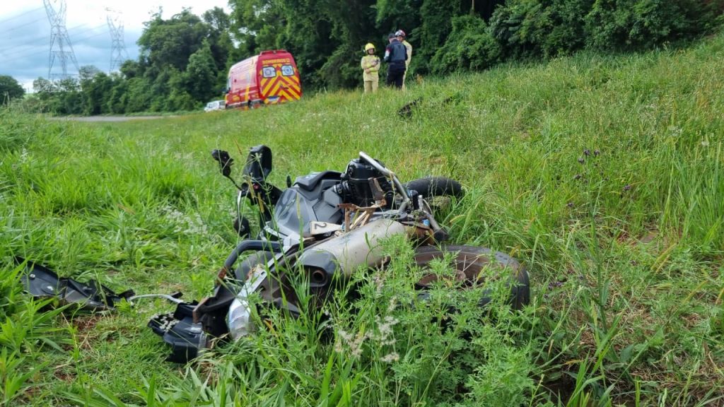 Com moto BMW, piloto tem lesão grave em acidente na BR-163 Com moto BMW, piloto tem lesão grave em acidente na BR-163