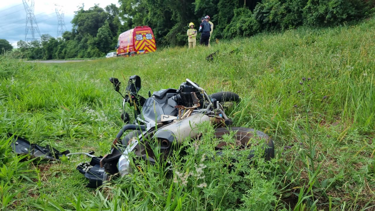 Com moto BMW, piloto tem lesão grave em acidente na BR-163