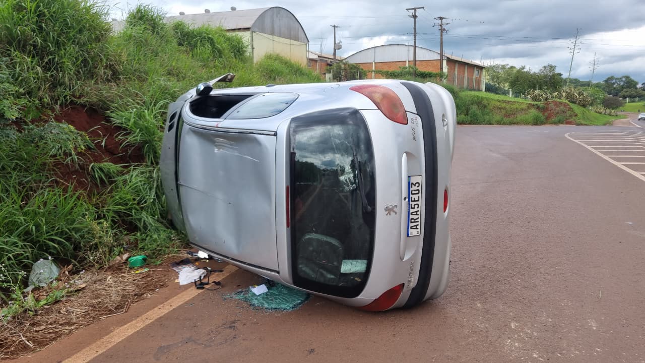 Peugeot bate contra barranco e capota na BR-467, em Cascavel