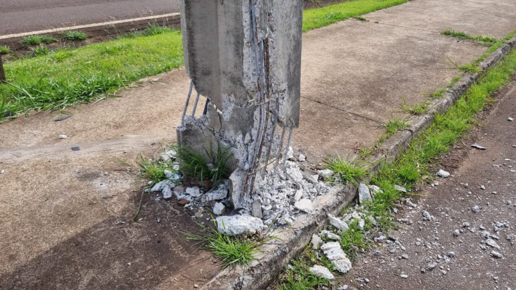 Base de poste é destruída após acidente às margens da BR-277 Base de poste é destruída após acidente às margens da BR-277