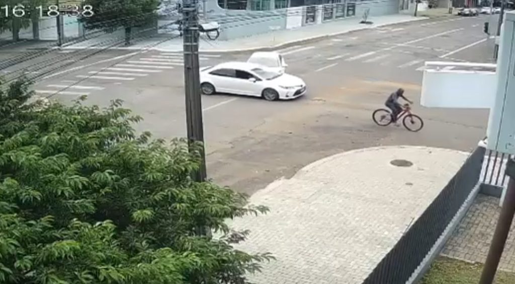 Mais uma câmera flagra HB20 batendo contra Corolla no Bairro Neva Mais uma câmera flagra HB20 batendo contra Corolla no Bairro Neva