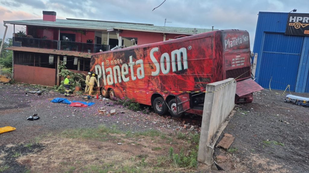 Banda Planeta Som sofre acidente; ônibus bate em árvore, carro e casa e uma pessoa morre Banda Planeta Som sofre acidente; ônibus bate em árvore, carro e casa e uma pessoa morre