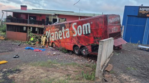Banda Planeta Som sofre acidente; ônibus bate em árvore, carro e casa e uma pessoa morre