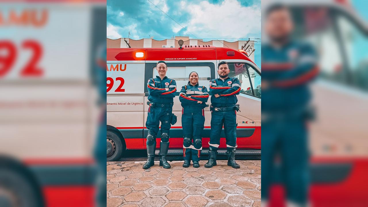 Equipe do SAMU faz parto surpresa e salva mãe e bebê durante deslocamento ao hospital Equipe do SAMU faz parto surpresa e salva mãe e bebê durante deslocamento ao hospital