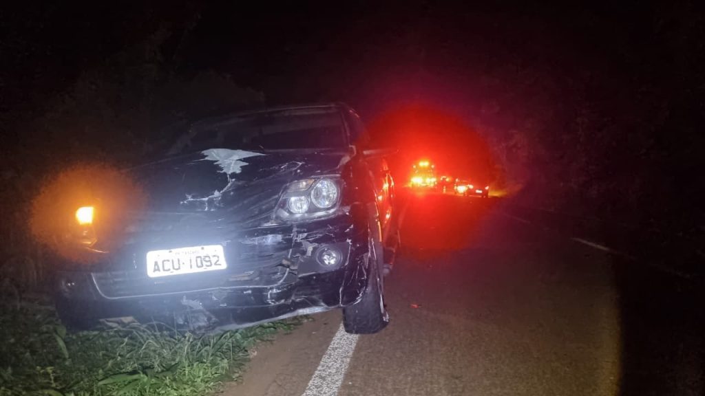 Onix e Amarok se envolvem em colisão na rodovia PR-180, em Cascavel Onix e Amarok se envolvem em colisão na rodovia PR-180, em Cascavel