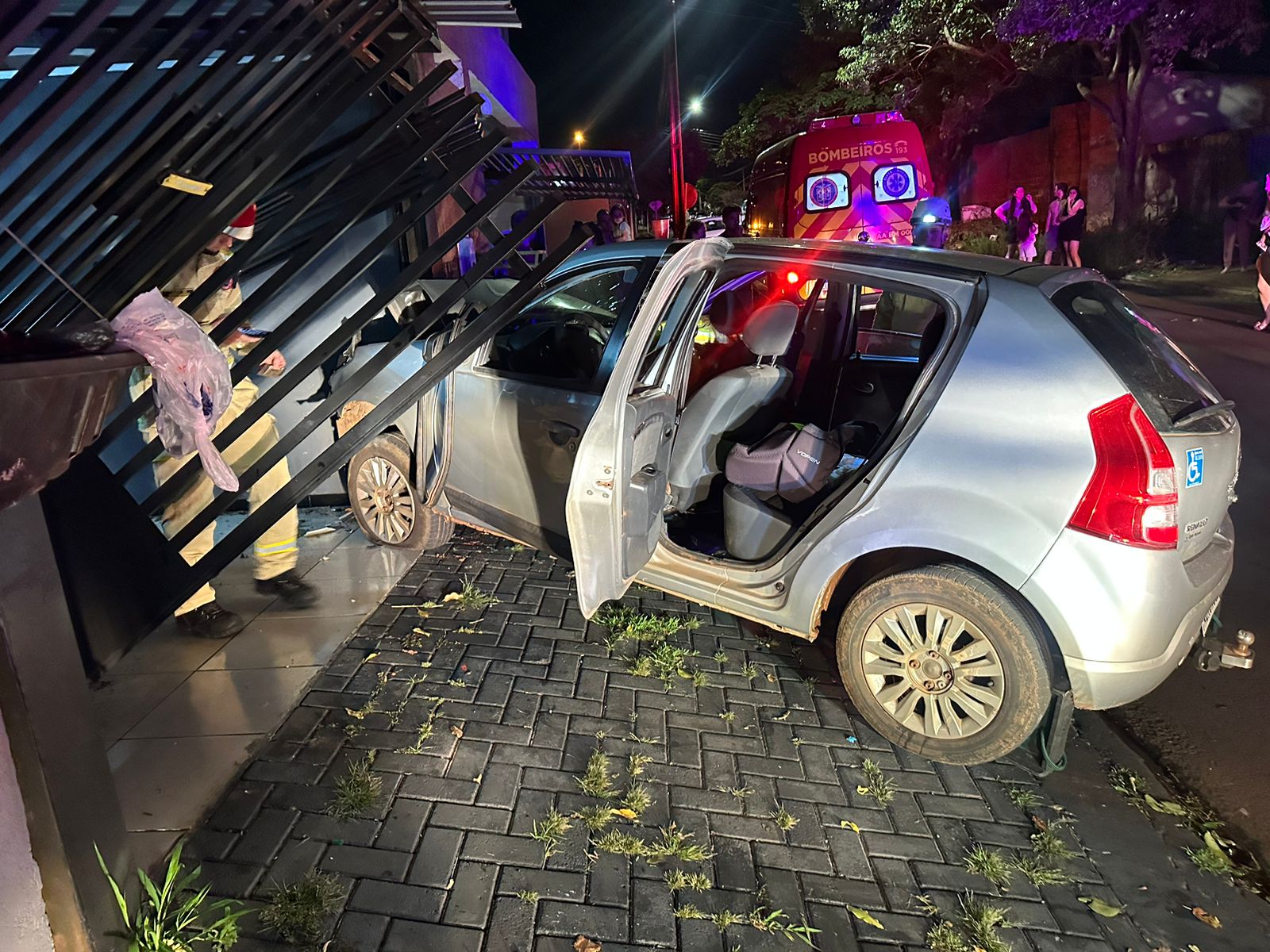 Com carro adaptado, cadeirante bate violentamente contra casa no Jardim Padovani Com carro adaptado, cadeirante bate violentamente contra casa no Jardim Padovani
