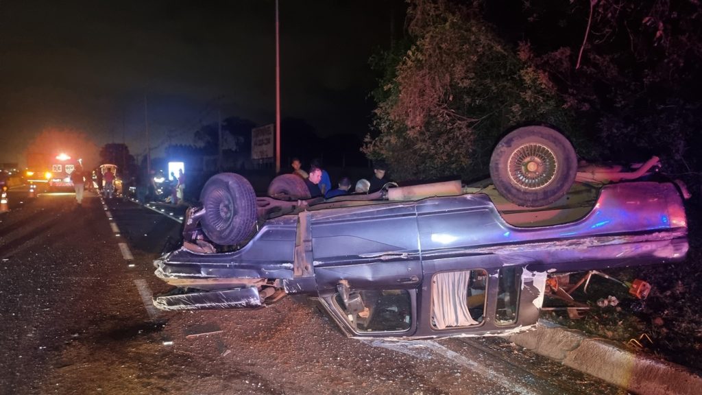 Caminhonete capota após batida na BR-277 e socorro é complicado em Cascavel Caminhonete capota após batida na BR-277 e socorro é complicado em Cascavel