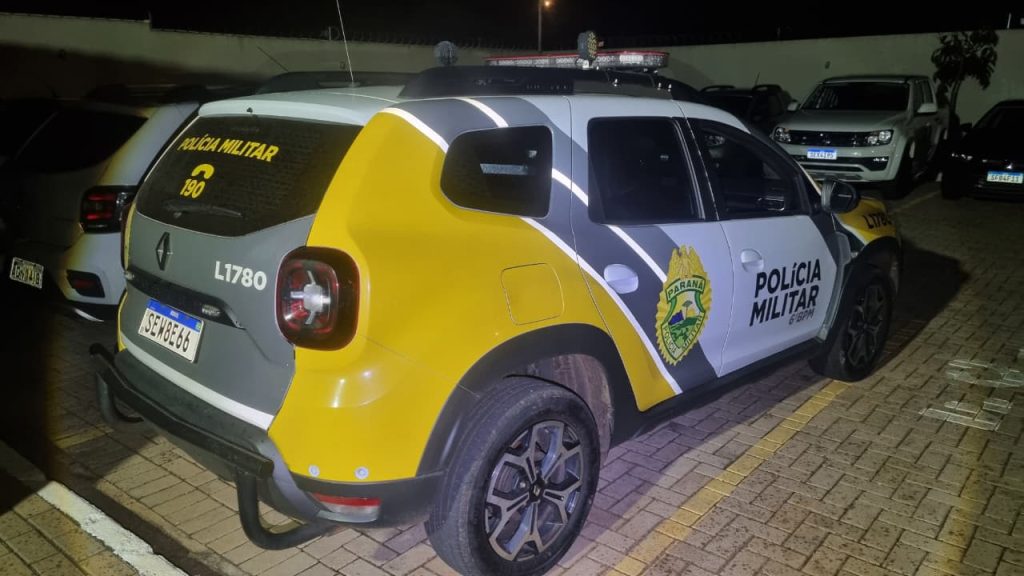 Homem é flagrado furtando alumínio de casa vazia e vai parar na delegacia Homem é flagrado furtando alumínio de casa vazia e vai parar na delegacia