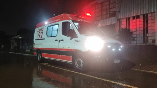 Homem sofre corte no braço é com sangramento arterial e socorrido pelo SAMU Imagem referente a Homem sofre corte no braço é com sangramento arterial e socorrido pelo SAMU