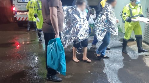 Mãe e filho, vítimas de capotamento na BR-277, são levados à UPA Veneza Imagem referente a Mãe e filho, vítimas de capotamento na BR-277, são levados à UPA Veneza