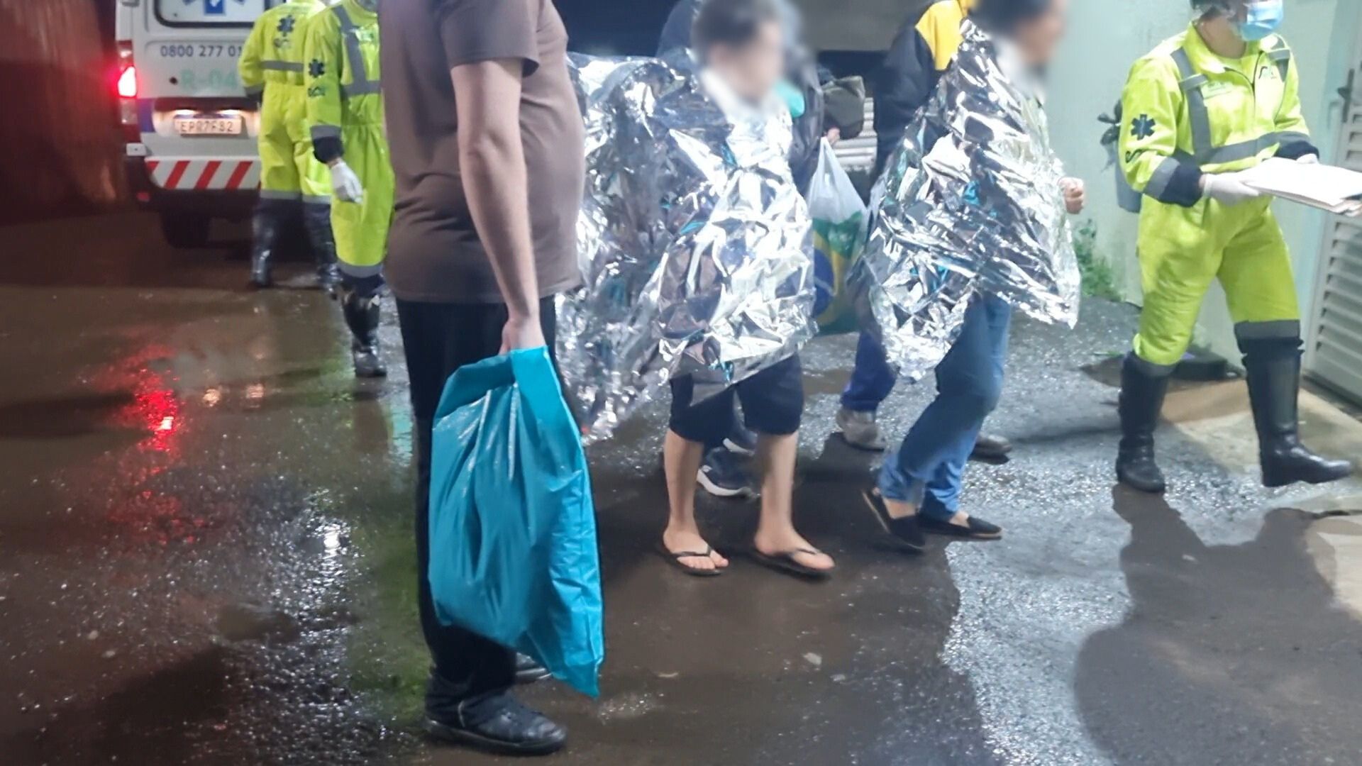 Mãe e filho, vítimas de capotamento na BR-277, são levados à UPA Veneza Mãe e filho, vítimas de capotamento na BR-277, são levados à UPA Veneza