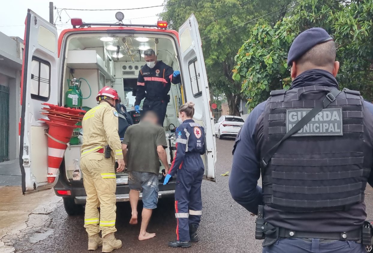 Homem de 27 anos sobe no telhado e mobiliza GM, Bombeiros e Samu no bairro Brasmadeira Homem de 27 anos sobe no telhado e mobiliza GM, Bombeiros e Samu no bairro Brasmadeira