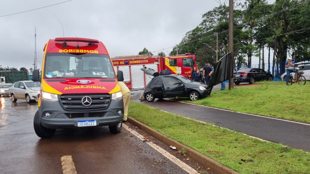 Ford Ka é jogado para placa após colisão com Palio no Trevo da Ceasa; mulher fica ferida Ford Ka é jogado para placa após colisão com Palio no Trevo da Ceasa; mulher fica ferida