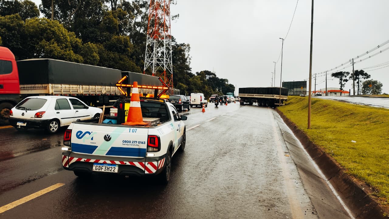 Carreta faz L na BR-277 e gera caos no Trevo Cataratas, em Cascavel