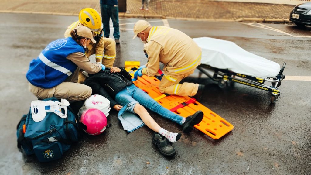 Motociclista fica ferida em acidente na Avenida Rocha Pombo Motociclista fica ferida em acidente na Avenida Rocha Pombo