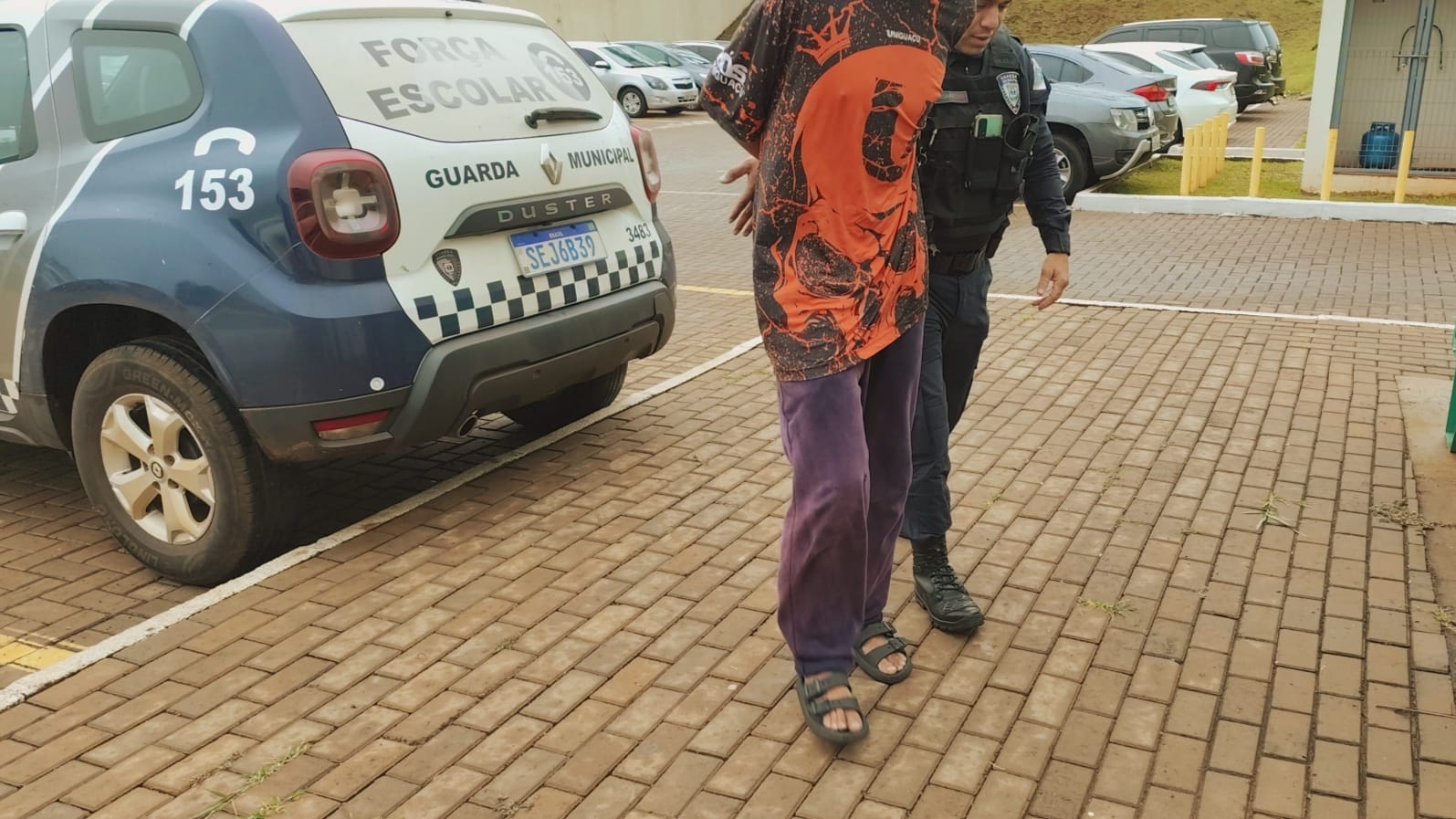 Jovem de 22 anos pede ajuda da GM afirmando estar em cárcere privado