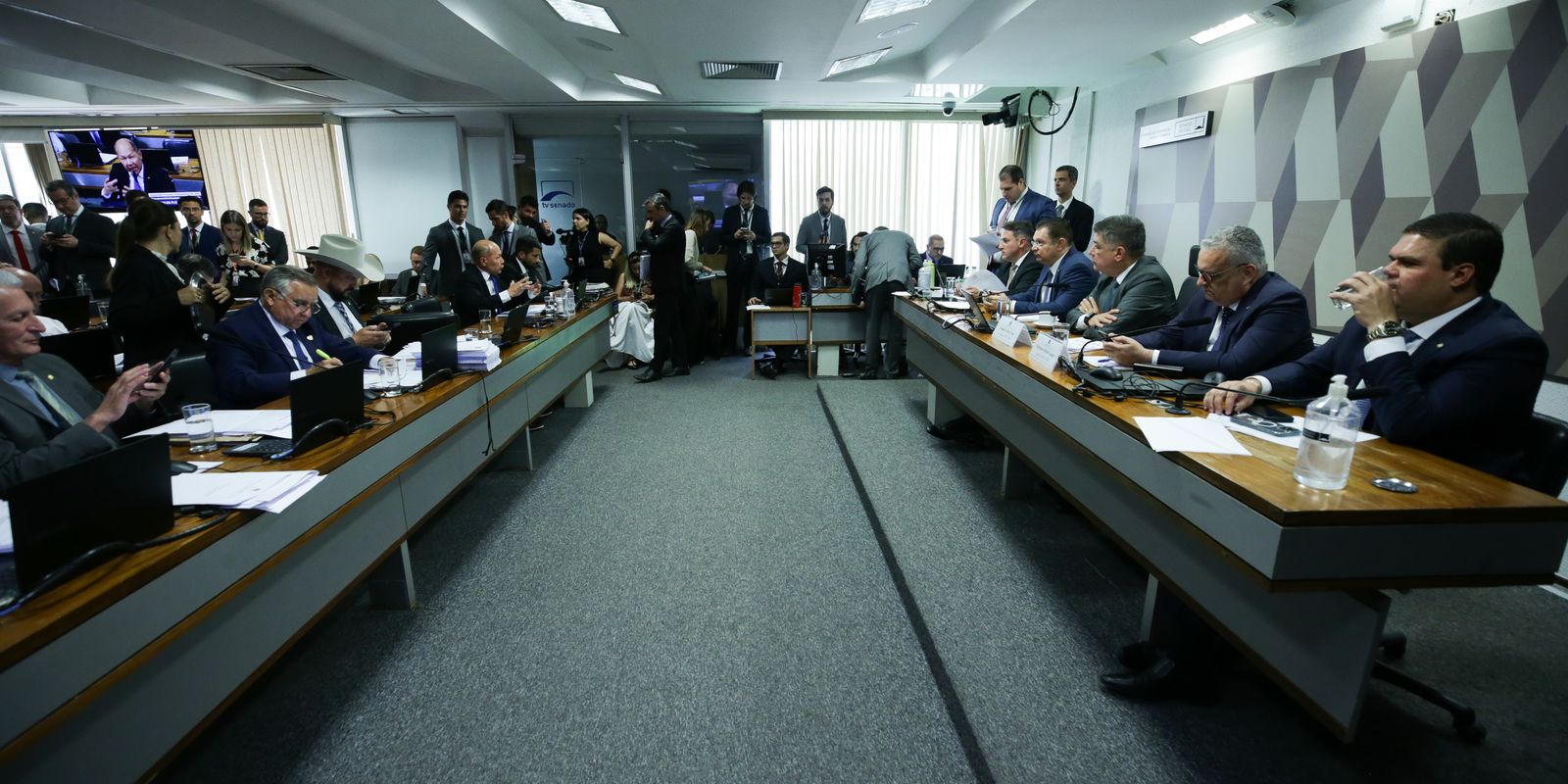 CPMI cancela sessão após investigados apresentarem atestado e HC CPMI cancela sessão após investigados apresentarem atestado e HC