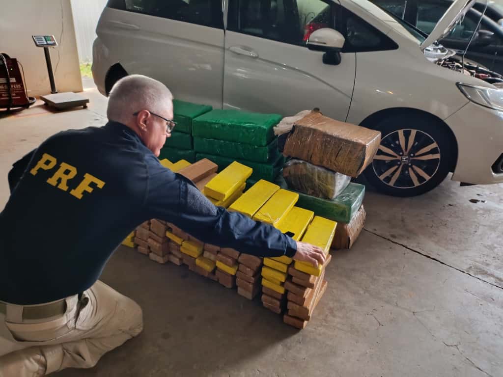PRF apreende 370 quilos de maconha após fuga do condutor, em Maringá