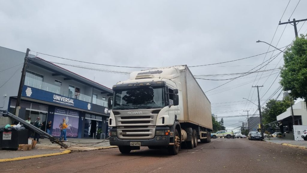Caminhão enrosca em fios e poste é derrubado na Rua Belo Horizonte Caminhão enrosca em fios e poste é derrubado na Rua Belo Horizonte