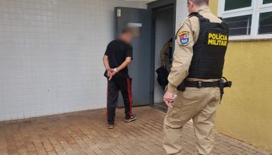 Homem de 65 anos é detido por furto de celular próximo à praça Wilson Joffre Imagem referente a Homem de 65 anos é detido por furto de celular próximo à praça Wilson Joffre