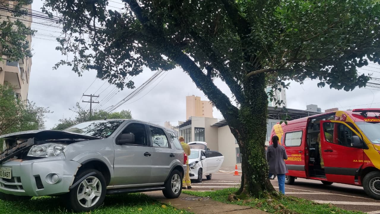 Ecosport e HB20 se envolvem em colisão no Centro de Cascavel Ecosport e HB20 se envolvem em colisão no Centro de Cascavel