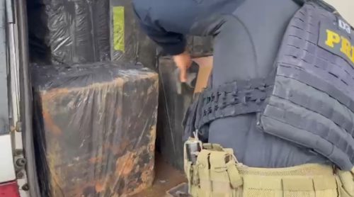 PRF apreende veículo carregado com cerca de 10 mil maços de cigarros na região de Toledo