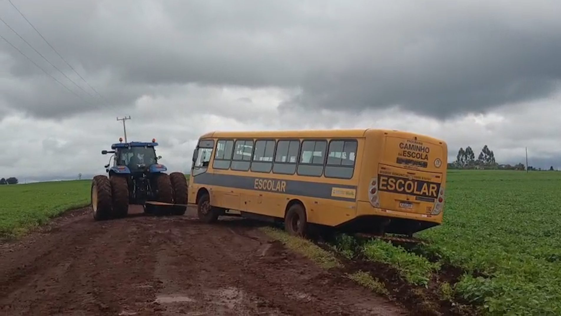 Moradores do São Francisco sofrem com lama, apagão e descaso em Cascavel Moradores do São Francisco sofrem com lama, apagão e descaso em Cascavel