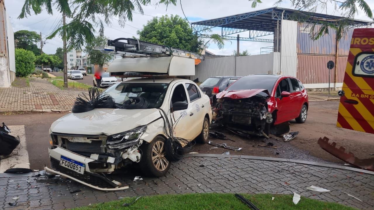 Acidente envolvendo três veículos deixa dois feridos no Bairro Alto Alegre Acidente envolvendo três veículos deixa dois feridos no Bairro Alto Alegre