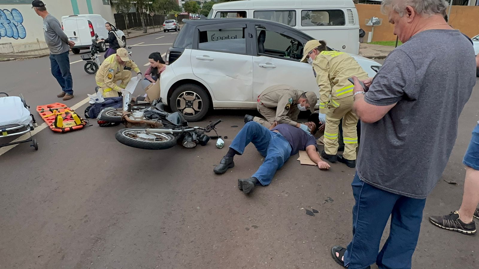 Duas ambulâncias são acionadas em acidente entre carro, moto e duas vítimas no centro de Cascavel Duas ambulâncias são acionadas em acidente entre carro, moto e duas vítimas no centro de Cascavel