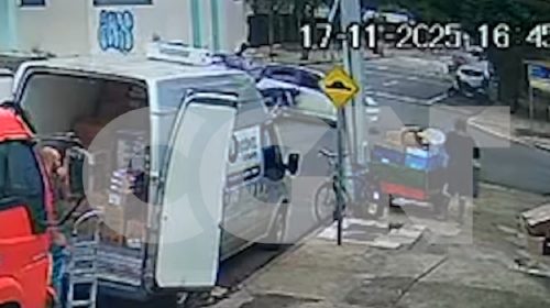 Veja: Câmera mostra momento da batida entre carro e moto no centro de Cascavel Imagem referente a Veja: Câmera mostra momento da batida entre carro e moto no centro de Cascavel