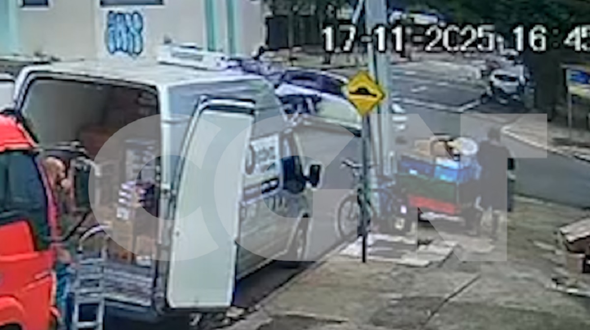 Veja: Câmera mostra momento da batida entre carro e moto no centro de Cascavel Veja: Câmera mostra momento da batida entre carro e moto no centro de Cascavel