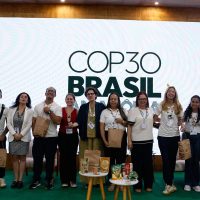 Imagem referente a Voluntários da COP30 recebem kit de alimentos da agricultura familiar