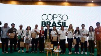 Voluntários da COP30 recebem kit de alimentos da agricultura familiar