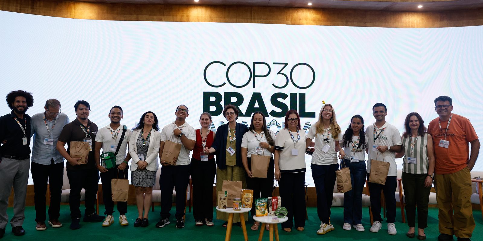 Voluntários da COP30 recebem kit de alimentos da agricultura familiar Voluntários da COP30 recebem kit de alimentos da agricultura familiar