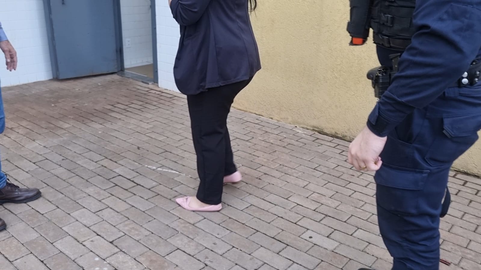 Mulher é detida ao desacatar GM em tumulto com facas no Terminal Leste Imagem referente a Mulher é detida ao desacatar GM em tumulto com facas no Terminal Leste