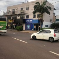 Ônibus e Etios se envolvem em colisão na rotatória da Praça da Bíblia Imagem referente a Ônibus e Etios se envolvem em colisão na rotatória da Praça da Bíblia