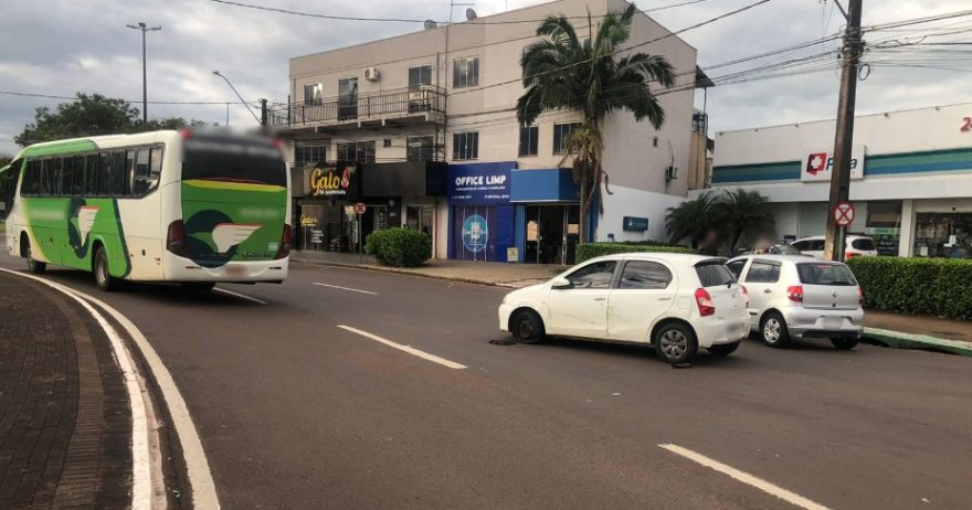 Ônibus e Etios se envolvem em colisão na rotatória da Praça da Bíblia