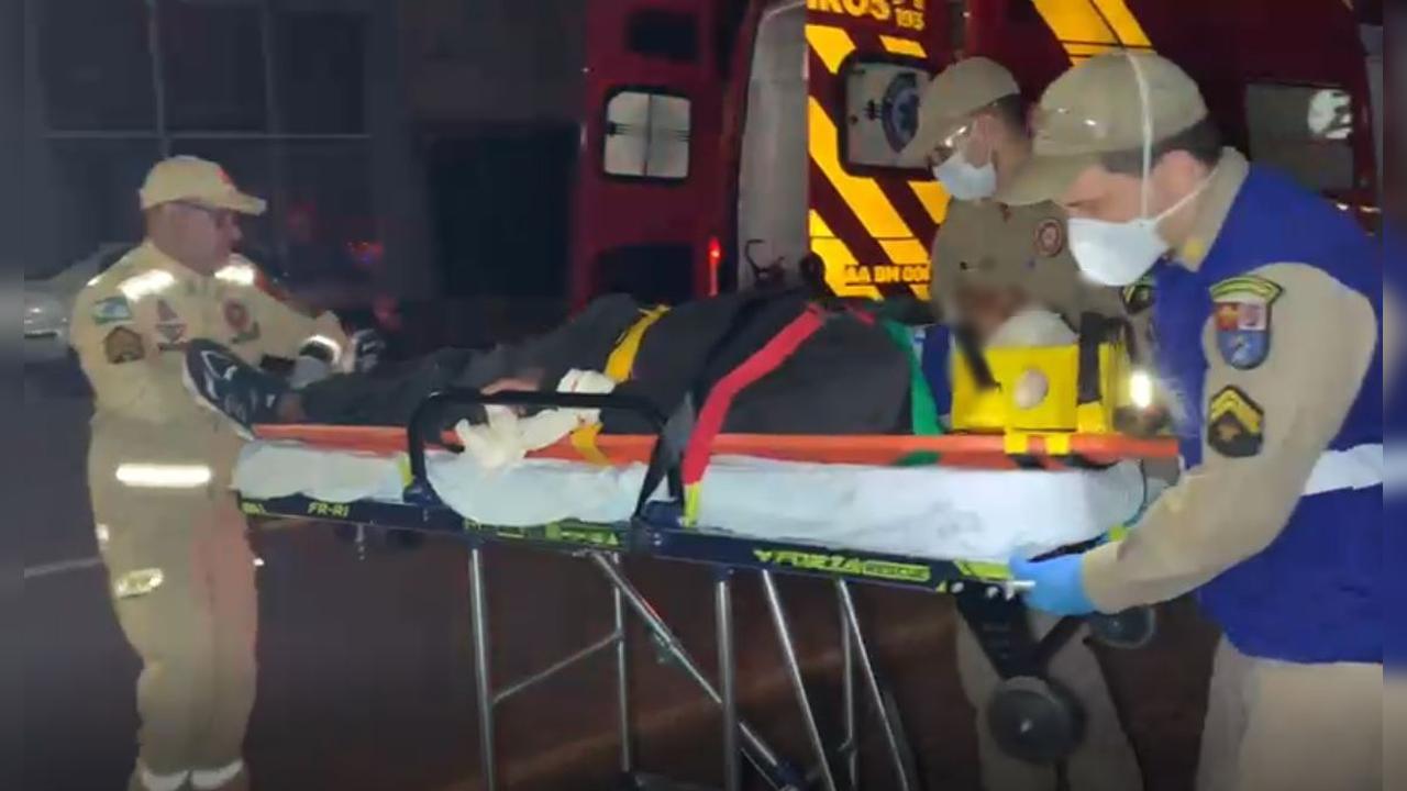 Homem despenca de escada e desmaia ao chegar em casa no Centro Homem despenca de escada e desmaia ao chegar em casa no Centro