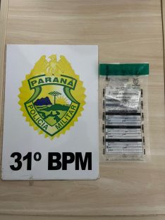 Indivíduo foi abordado no Jardim Progresso após atitude suspeita; droga estava escondida na capa do celular.