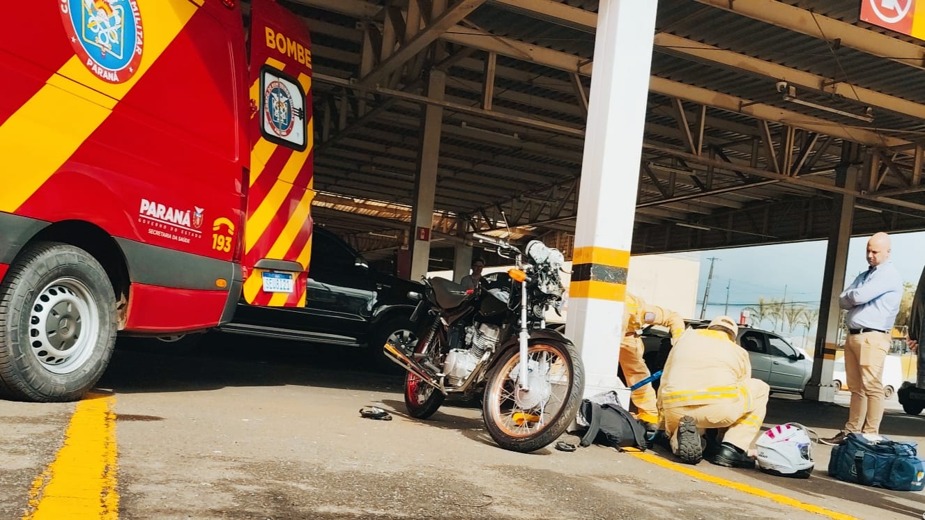 Motociclista bate contra pilar ao tentar acessar estacionamento Motociclista bate contra pilar ao tentar acessar estacionamento