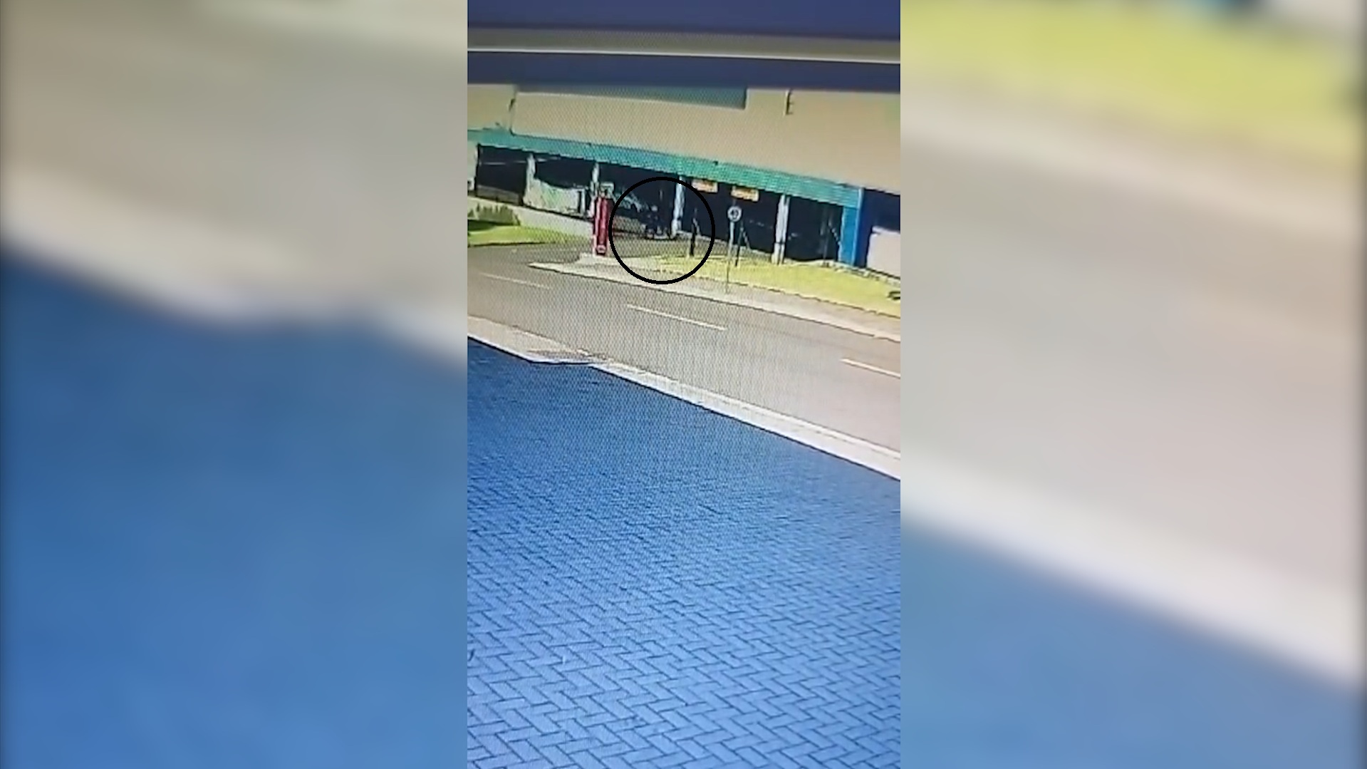 Vídeo mostra motociclista atingindo poste ao acessar estacionamento Vídeo mostra motociclista atingindo poste ao acessar estacionamento