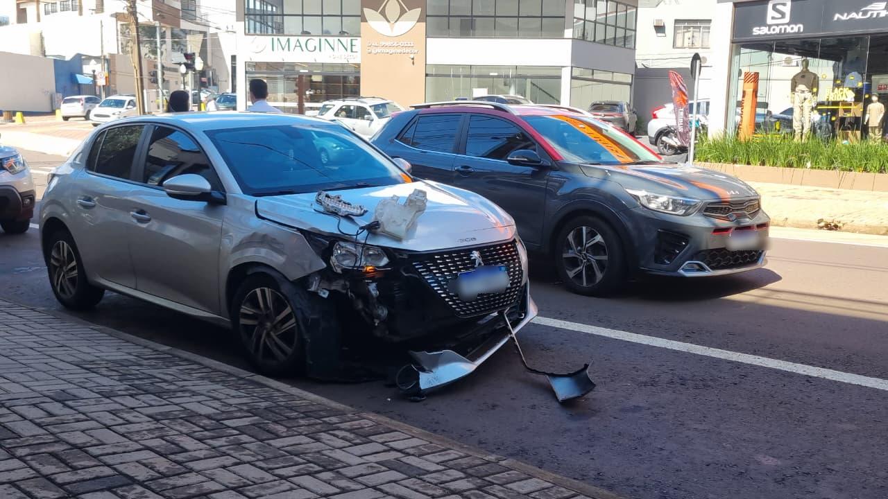 Carros batem no Centro de Cascavel e faixa é interditada Carros batem no Centro de Cascavel e faixa é interditada
