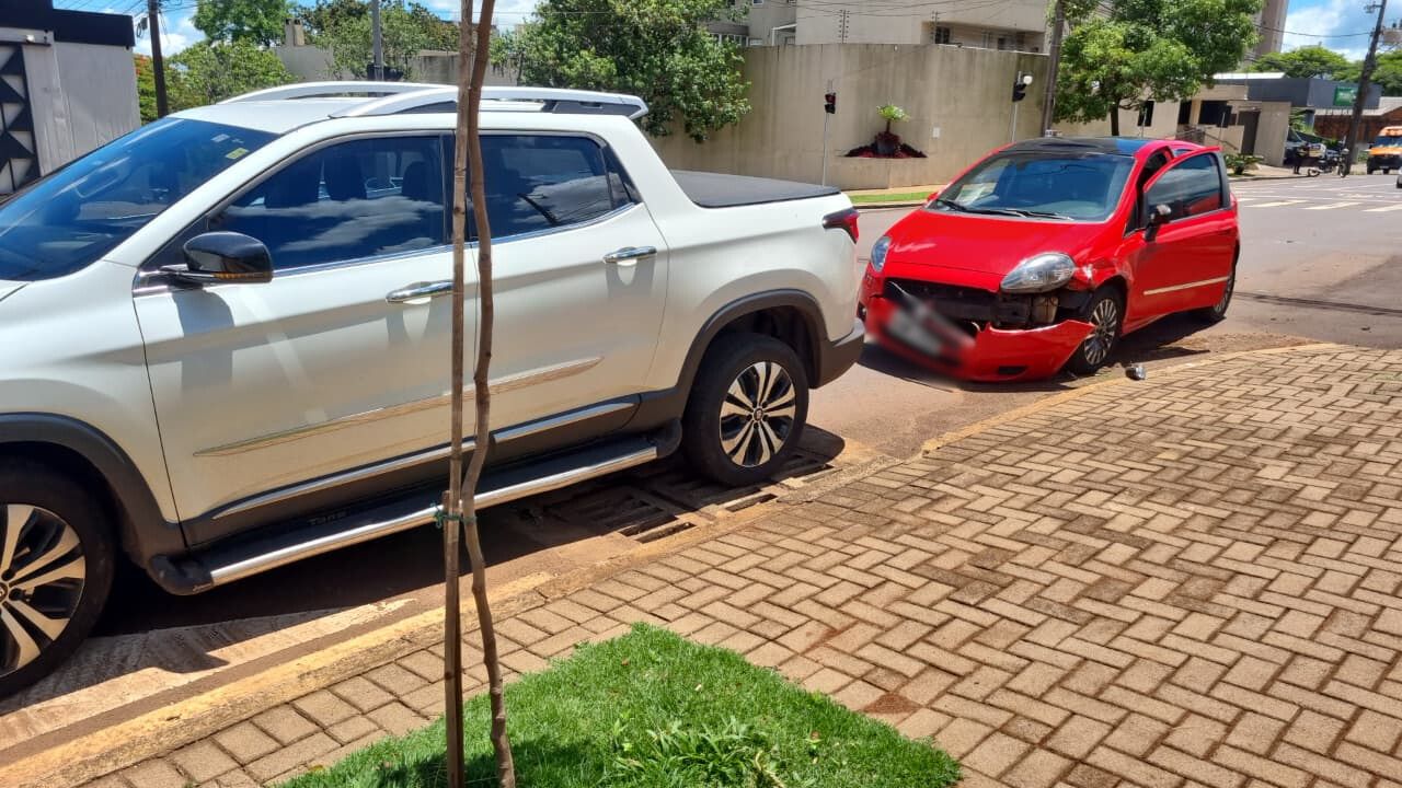 Troca de faixas termina em batida entre Fiat Toro e Punto no Centro de Cascavel Troca de faixas termina em batida entre Fiat Toro e Punto no Centro de Cascavel