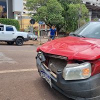 Imagem referente a Carros se envolvem em colisão na Rua Londrina com Afonso Pena, no Centro