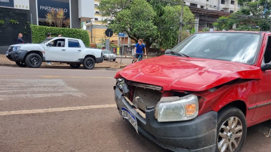 Carros se envolvem em colisão na Rua Londrina com Afonso Pena, no Centro