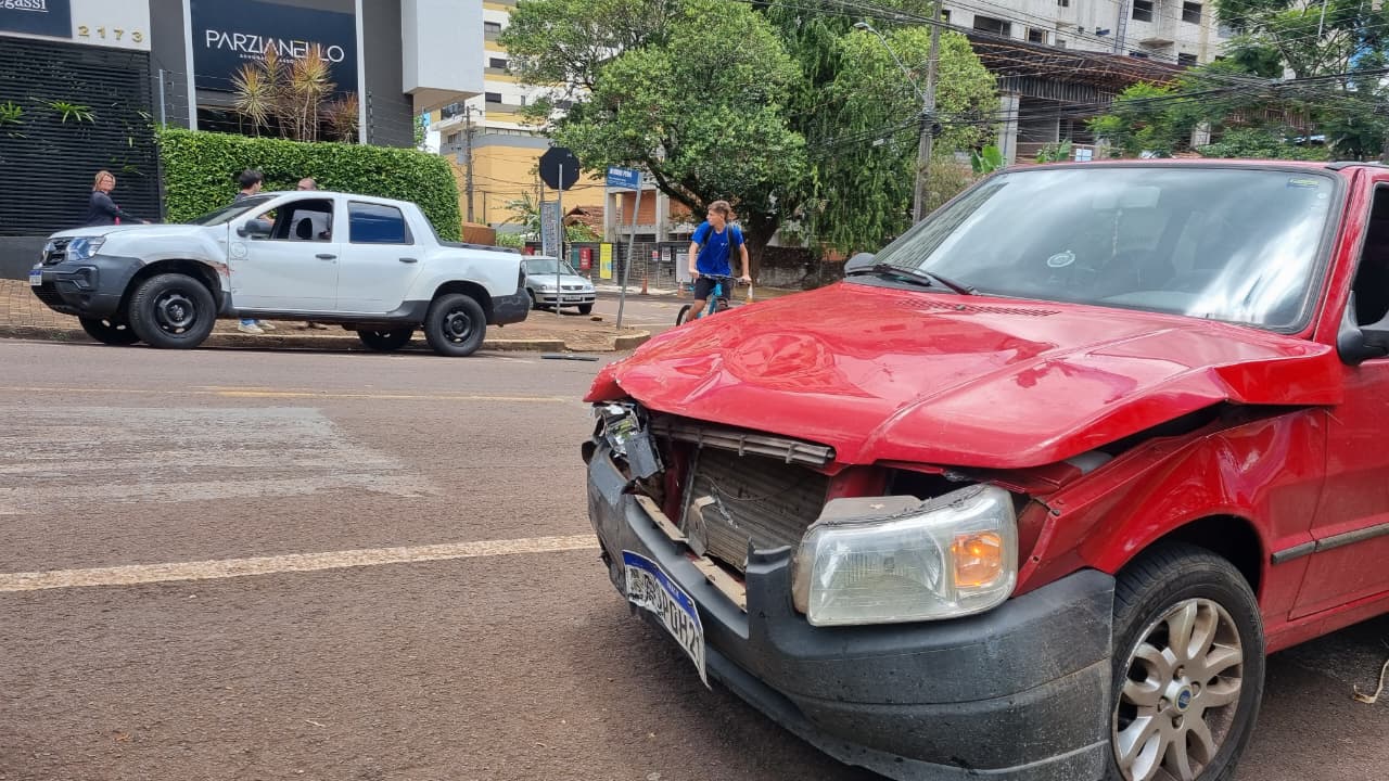 Carros se envolvem em colisão na Rua Londrina com Afonso Pena, no Centro Carros se envolvem em colisão na Rua Londrina com Afonso Pena, no Centro